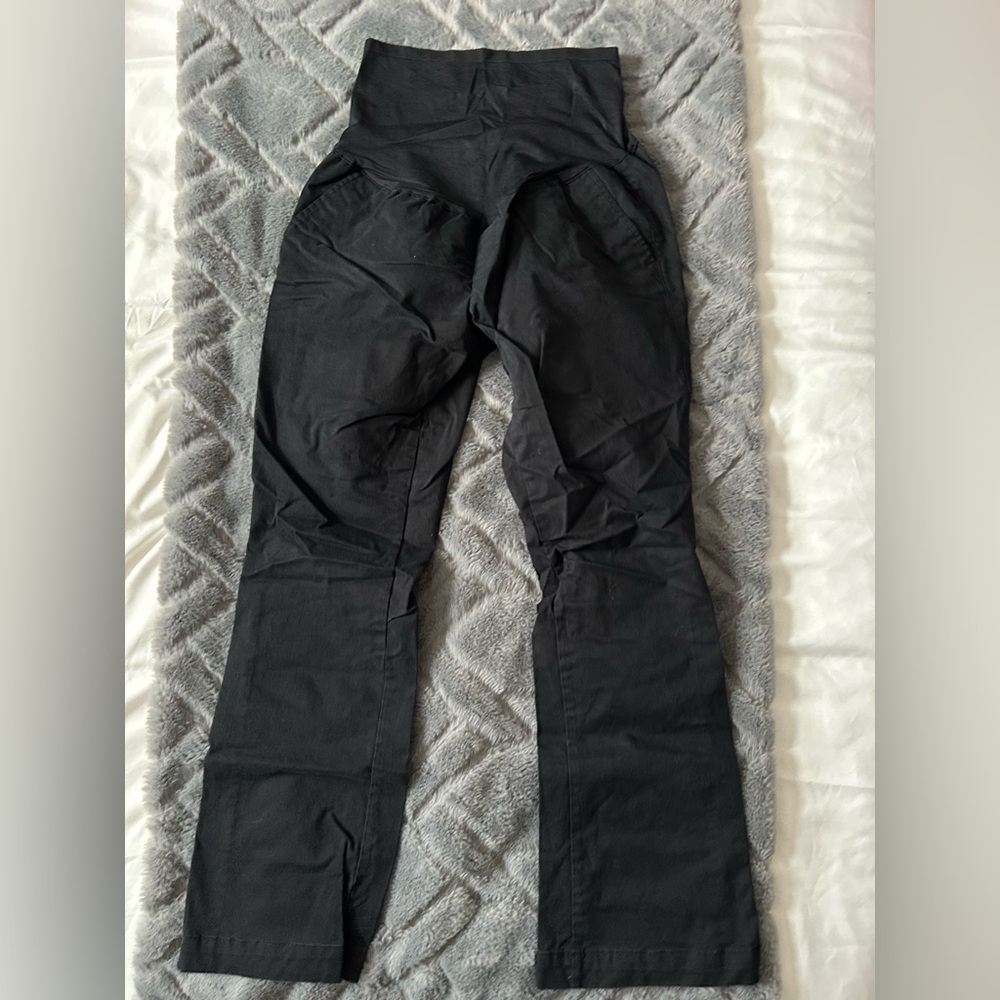 Full panel maternity pants Old Navy. Size 8 short. Like new condition!